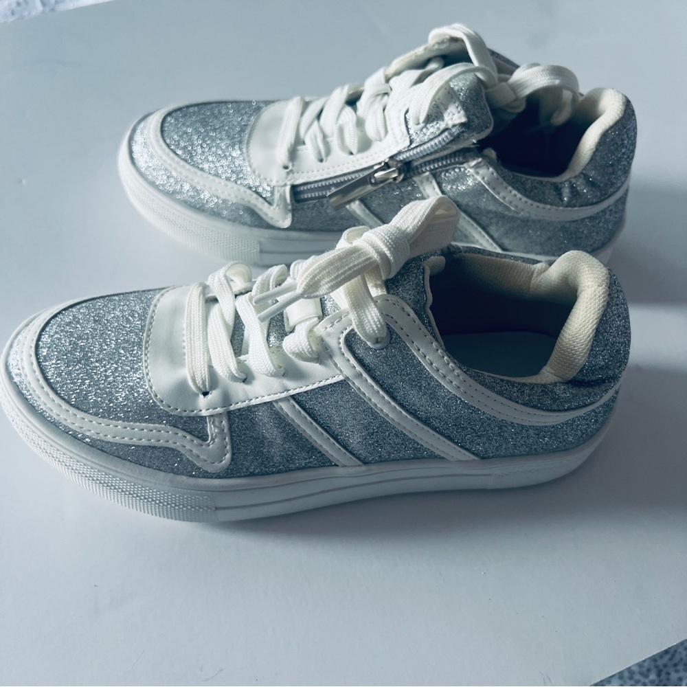 NWOT Girls Silver Glitter Sneakers By Kidpik